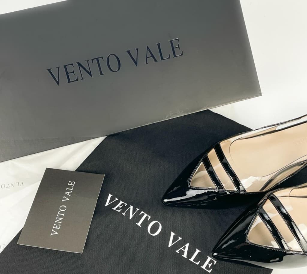 Vento Vale shoe box, dust bag and the Travessia patent slingback, packed for dispatch